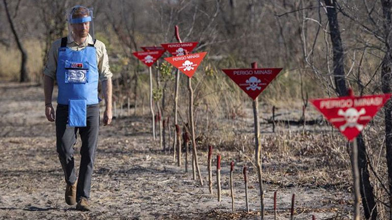 Ο πρίγκιπας Harry στο ναρκοπέδιο που είχε περπατήσει η Diana το 1997
