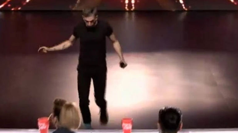 Ατύχημα στο X Factor – Δεν πρόσεξε το κενό και έπεσε από τη σκηνή