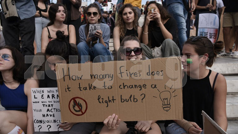 Στο Σύνταγμα μαθητές, μαθήτριες και μέλη οργανώσεων για το κλίμα
