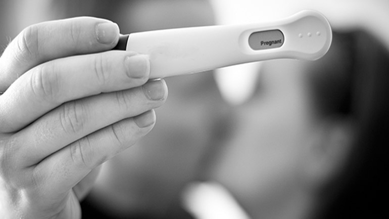 Γαλλία: «Πράσινο φως» για θεραπείες γονιμότητας σε ομοφυλόφιλες και ανύπαντρες γυναίκες