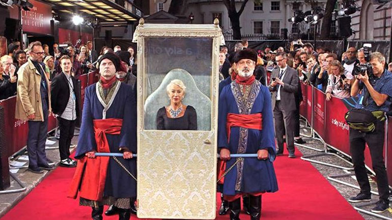 Helen Mirren: Η θεαματική είσοδο της ηθοποιού στην πρεμιέρα του «Catherine the Great»
