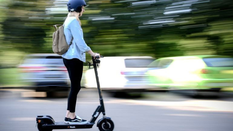 «Εμφύλιος» στον Δήμο Ηρακλείου για τα ηλεκτρικά πατίνια