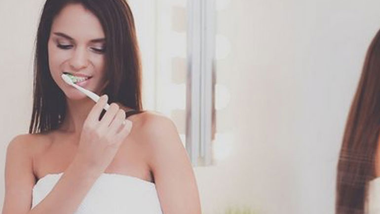 Έξι καθημερινές συνήθειες που σε γεμίζουν αμέτρητα μικρόβια