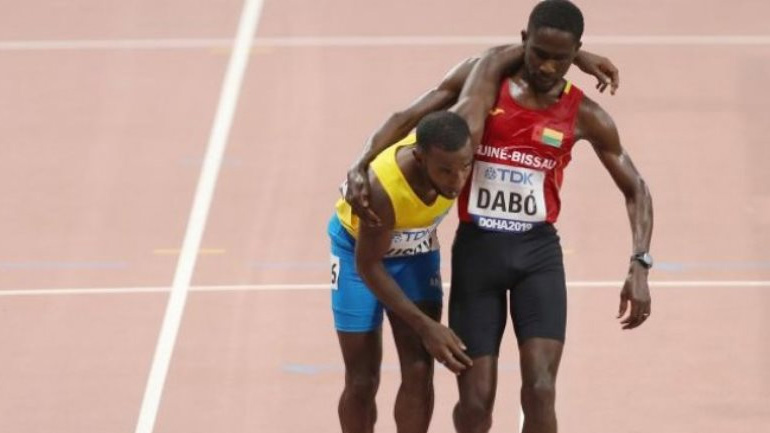 Συγκλονιστική στιγμή στη Ντόχα: Σήκωσε τον τραυματισμένο συναθλητή του και τερμάτισαν μαζί!