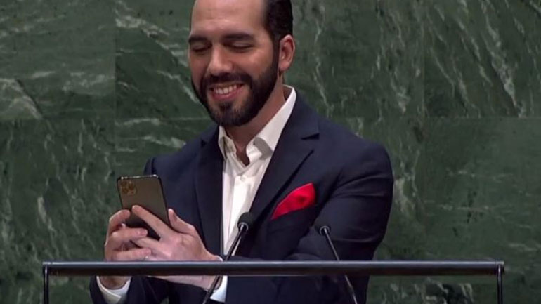 Ο πρόεδρος του Ελ Σαλβαδόρ ανέβηκε στο βήμα του ΟΗΕ και έβγαλε… selfie