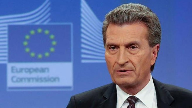 Έτινγκερ: Μπορεί κανείς να επενδύσει στην Ελλάδα, η κυβέρνηση είναι αξιόπιστη