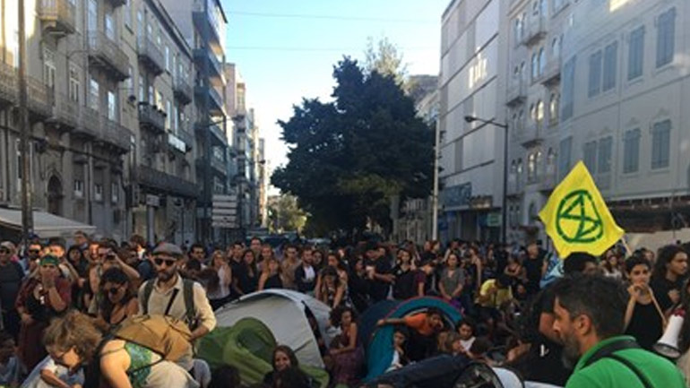 Πορτογαλία: Αστυνομικοί απομάκρυναν βιαίως οικολόγους που απέκλεισαν οδική αρτηρία της Λισαβόνας