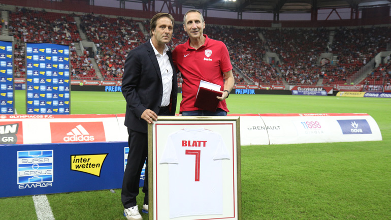 Ο Πέδρο Μαρτίνς βράβευσε τον Ντέιβιντ Μπλατ στο «Γ. Καραϊσκάκης»