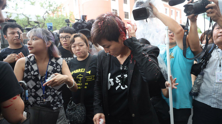 Ταϊβάν: Επίθεση με μπογιά σε τραγουδίστρια κατά τη διάρκεια διαδήλωσης 