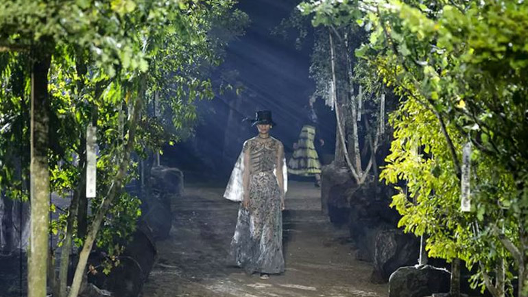 «The Tree of the Femmes du Monde»: Ο κήπος του Dior μέσα από τα μάτια της Maria Grazia Chiuri