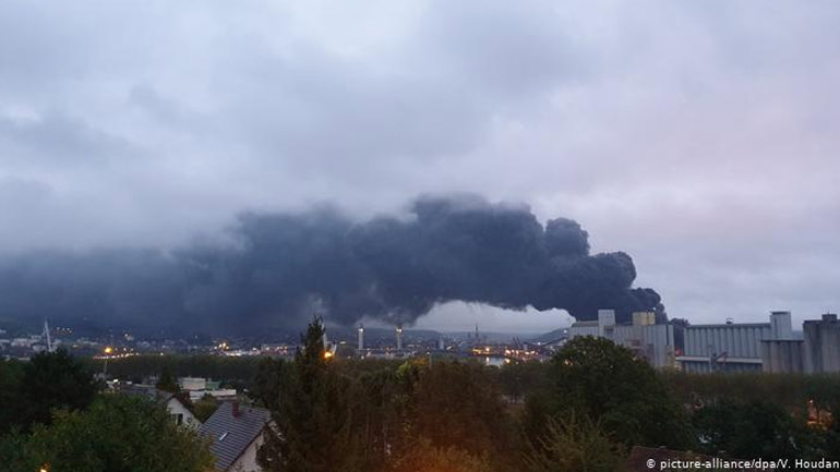 Ανησυχία από την πυρκαγιά σε χημικό εργοστάσιο στη Ρουέν