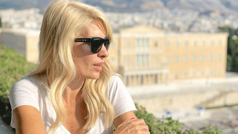 Ελένη Μενεγάκη: Πρωινή βόλτα με τον γιο της Άγγελο στο κέντρο της πόλης!