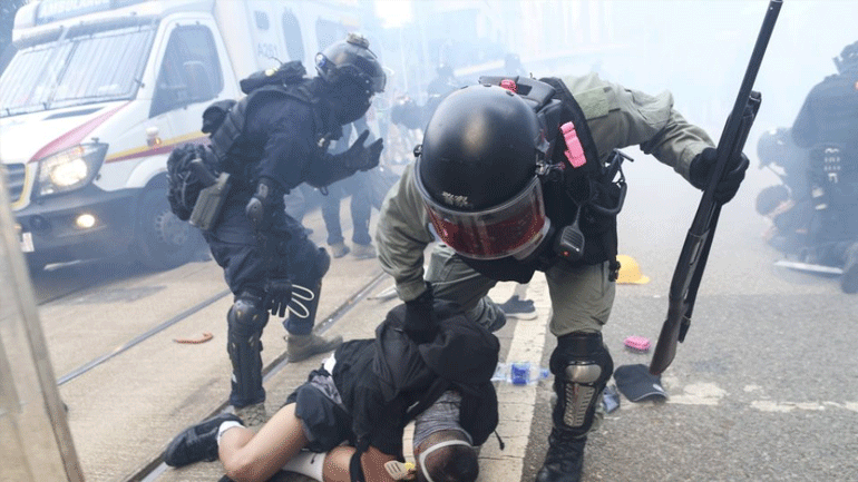 Χονγκ Κονγκ: Συγκρούσεις, δακρυγόνα και συλλήψεις δεκάδων διαδηλωτών