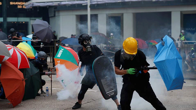 Οι αστυνομικοί χρησιμοποίησαν σπρέι πιπεριού για να διαλύσουν διαδηλωτές στο Χονγκ Κονγκ