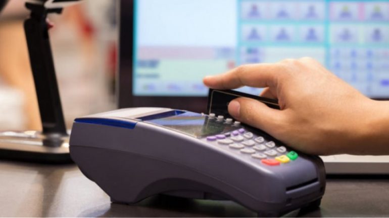 Οικιακή βοηθός ψώνιζε με τις κάρτες της εργοδότριάς της