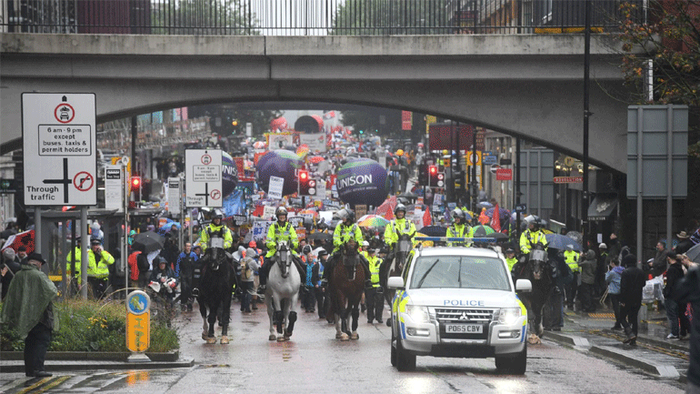 Με διαδήλωση «απάντησε» ο κόσμος στο Μάντσεστερ στο συνέδριο των Συντηρητικών