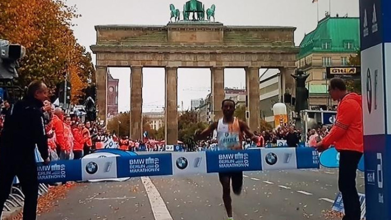 Μαραθώνιος: Ο Μπεκέλε έχασε στο Βερολίνο το παγκόσμιο ρεκόρ για τρία δευτερόλεπτα!