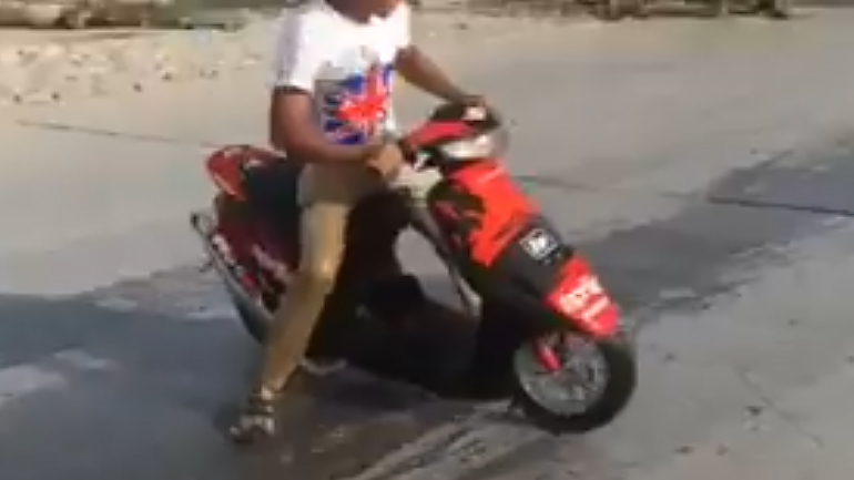 Drift με.. scooter και παντόφλα! Drift με.. scooter και παντόφλα!
