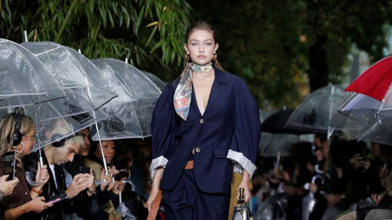 Το βροχερό catwalk του οίκου Lanvin στην εβδομάδα μόδας του Παρισιού