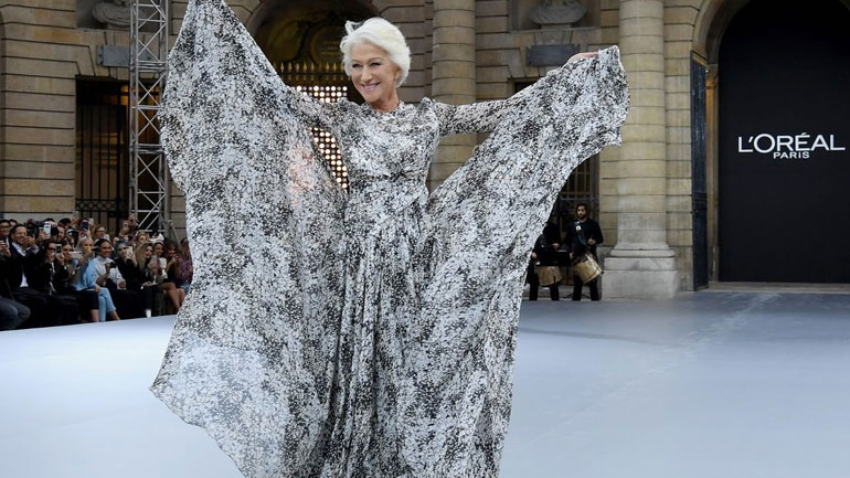 Η 74χρονη Helen Mirren περπάτησε στο catwalk της L’Oreal και έκλεψε τις εντυπώσεις