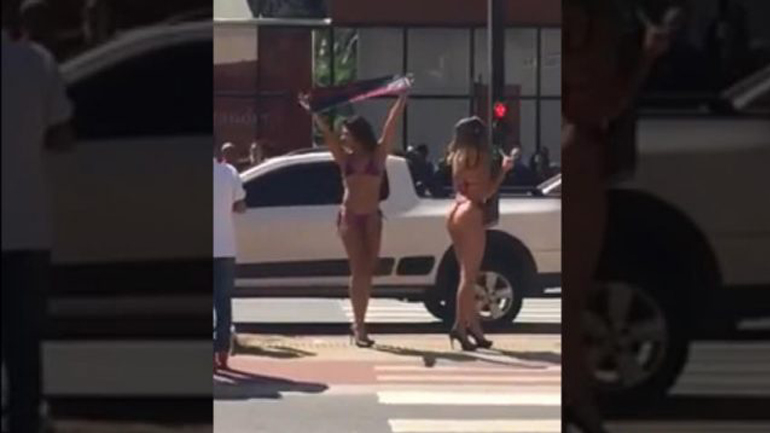 Οδηγός χαζεύει κοπέλες με μπικίνι και τρακάρει