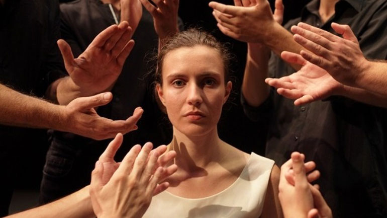 Η Αμίλητη, ένα σύγχρονο χορικό, έρχεται στην Εναλλακτική Σκηνή της ΕΛΣ