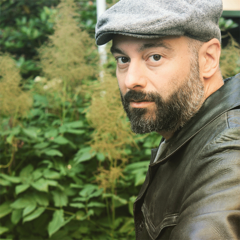 Ο σκηνοθέτης Νικόλας Κολοβός