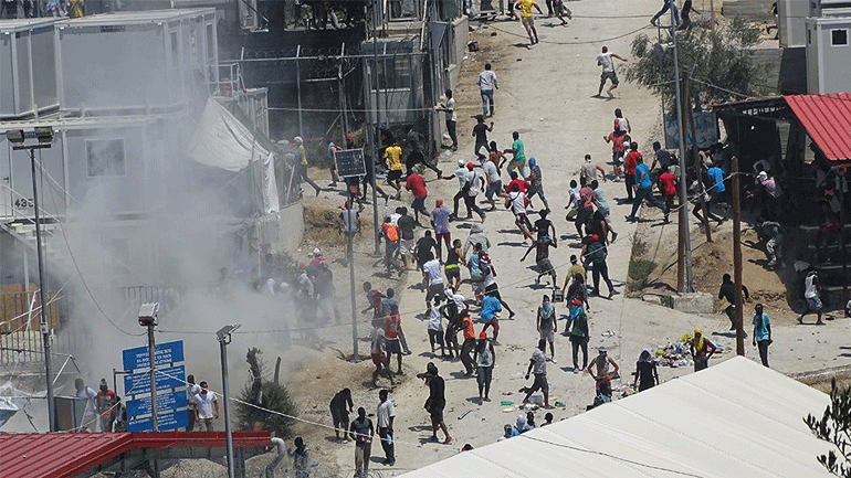 Διακόσιοι αιτούντες άσυλο αναχωρούν από τη Μόρια για Πειραιά