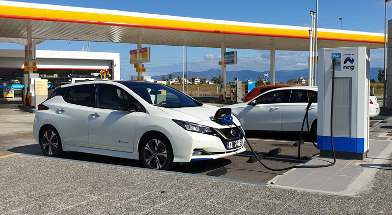 Τα πράγματα αλλάζουν με την ηλεκτροκίνηση να μπαίνει στην καθημερινότητά μας (στη φωτό το Nissan Leaf που φορτίζει σε πρατήριο)