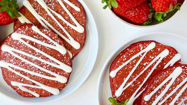 Red velvet pancakes για να ξεκινήσετε την ημέρα σας με τον καλύτερο τρόπο!