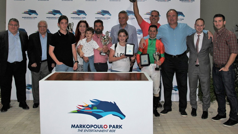 Από αριστερά ο Γενικός Επιχειρησιακός Διευθυντής της ΙΠΠΟΔΡΟΜΙΕΣ Α.Ε. Κώστας Αλεξόπουλος, το μέλος της ΦΕΕ Συμεών Σπασσώφ, ο ιδιοκτήτης ίππων Άγγελος Σταύρου, η ιδιοκτήτρια των ΧΡΙΣΤΙΑΝΝΑΣ ΣΤΕΪΜΠΛΣ Ιωάννα Νικολαΐδου, ο προπονητής Χρήστος Σταύρου, ο αντιπρόεδρος του Δ.Σ. της ΦΕΕ Γεώργιος Παρθένης, ο συνιδιοκτήτης του ΕΝΣΑΪΝ Μάριος Κουτσομύτης, ο αναβάτης Κώστας Μαστοράκης, ο Διευθυντής Οικονομικών της ΙΠΠΟΔΡΟΜΙΕΣ Α.Ε. Γιώργος Σκούρας, το μέλος της Επιτροπής Ιπποδρομιών Γιάννης Τσακάλης και ο Project Manager της ΙΠΠΟΔΡΟΜΙΕΣ Α.Ε. Βύρωνας Κακλόπουλος