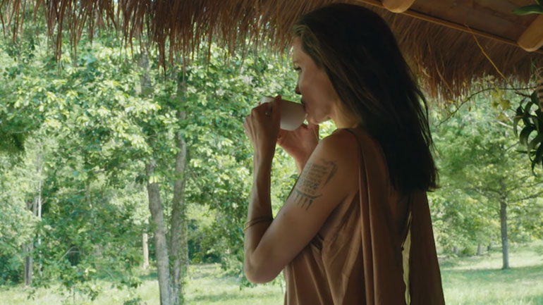 H Angelina Jolie μας έδωσε μια γεύση από το σπίτι της στην Καμπότζη