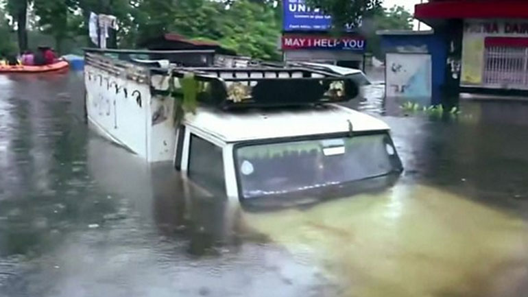 Ινδία: Τουλάχιστον 120 νεκροί από τις σφοδρές βροχοπτώσεις