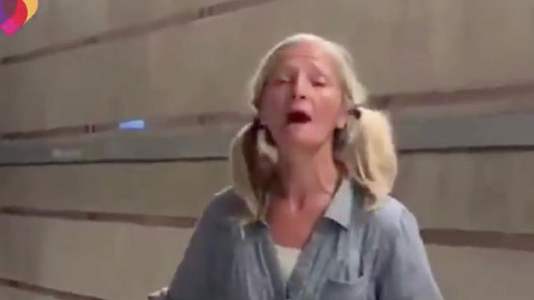 Το τραγούδι της άστεγης σοπράνο που συγκλόνισε το Διαδίκτυο