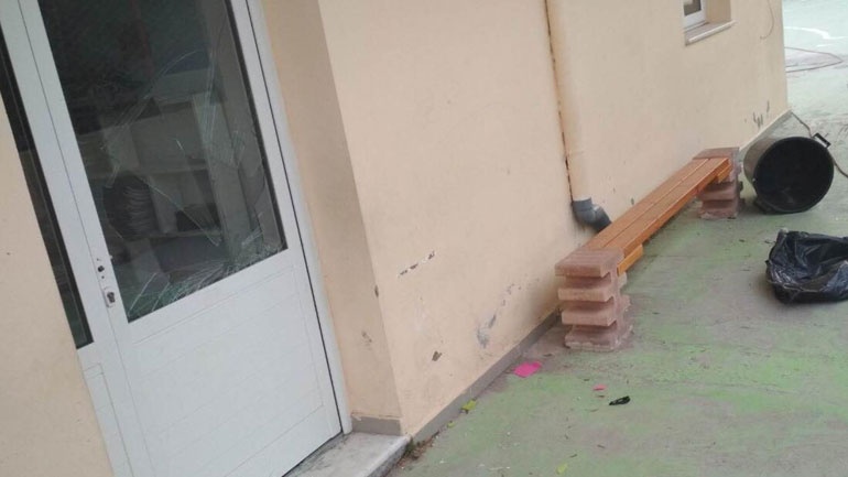Ηράκλειο Κρήτης: Μπλόκαραν τις σχολικές πόρτες με οδοντογλυφίδες