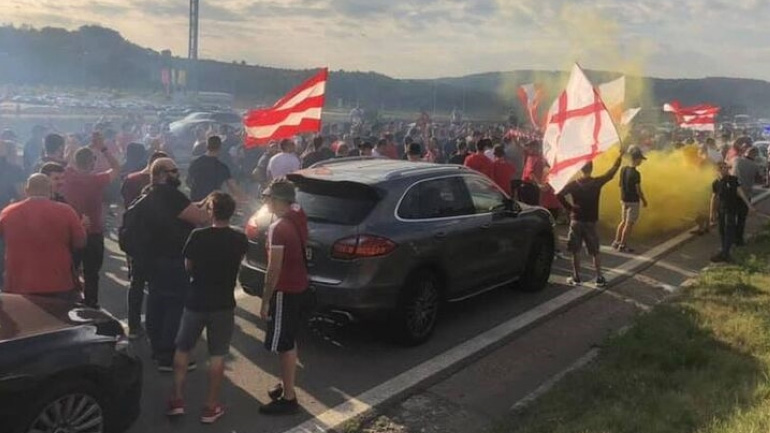 Οπαδοί του Ερυθρού Αστέρα έκλεισαν τους δρόμους για τους οργανωμένους του Ολυμπιακού