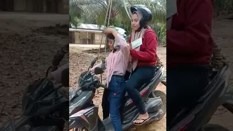 Έτσι διασχίζουν τα ποτάμια που δεν έχουν γέφυρα στην Ινδονησία