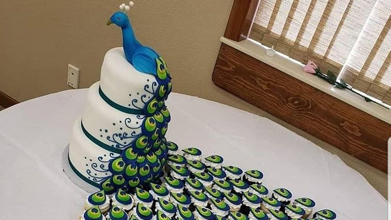 Μια τούρτα γάμου-παγόνι