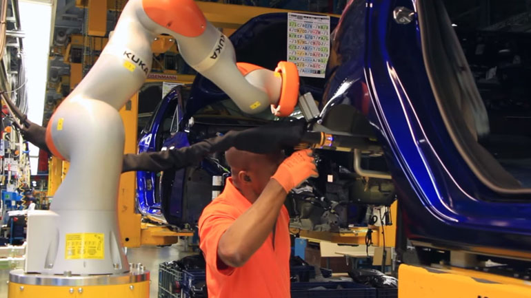 Άνθρωποι και ρομπότ συνεργάζονται άψογα στη γραμμή παραγωγής