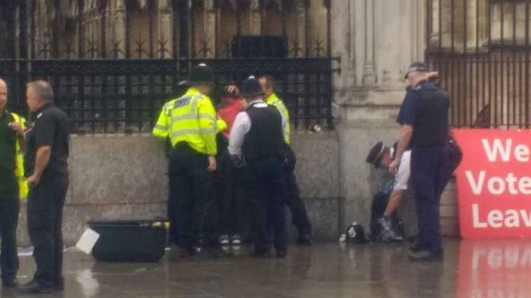 Βρετανία: Συνελήφθη άνδρας που περιλούστηκε με εύφλεκτο υγρό έξω από το κοινοβούλιο