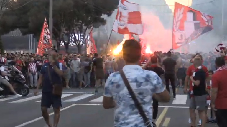 Κοινή πορεία των φιλάθλων του Ολυμπιακού και του Ερυθρού Αστέρα προς το «Ράικο Μίτιτς»