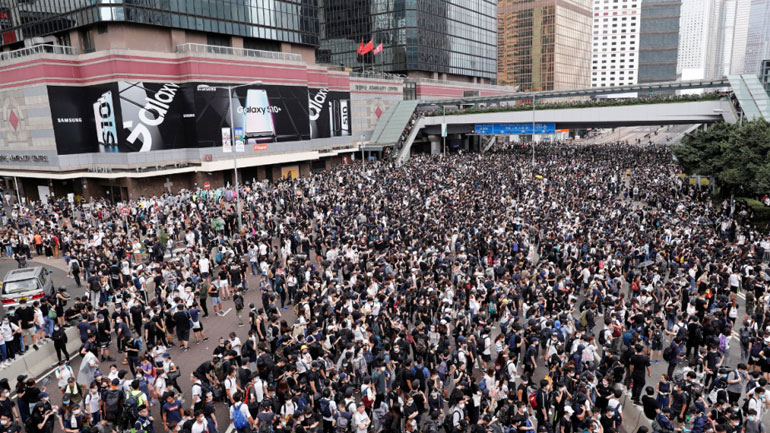 Video-ντοκουμέντο: Ένας διαδηλωτής στο Χονγκ Κονγκ τραυματίστηκε στο στήθος από πραγματική σφαίρα