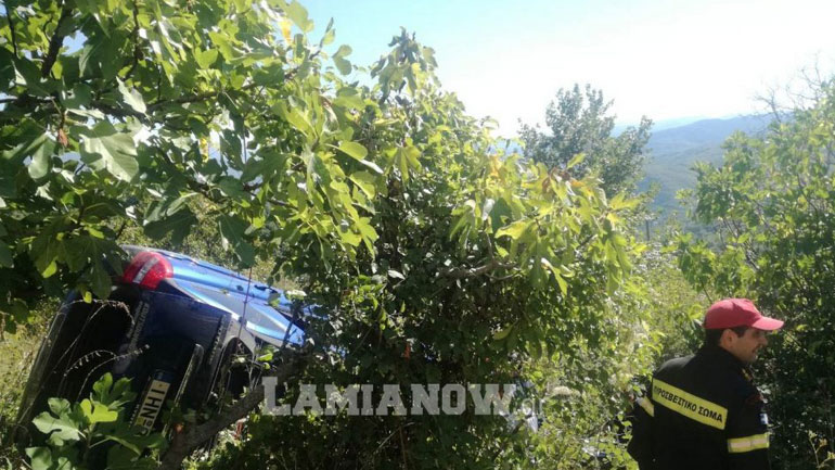 Φθιώτιδα: Απεγκλωβίστηκαν οι δύο άντρες από το αυτοκίνητο που έπεσε σε γκρεμό