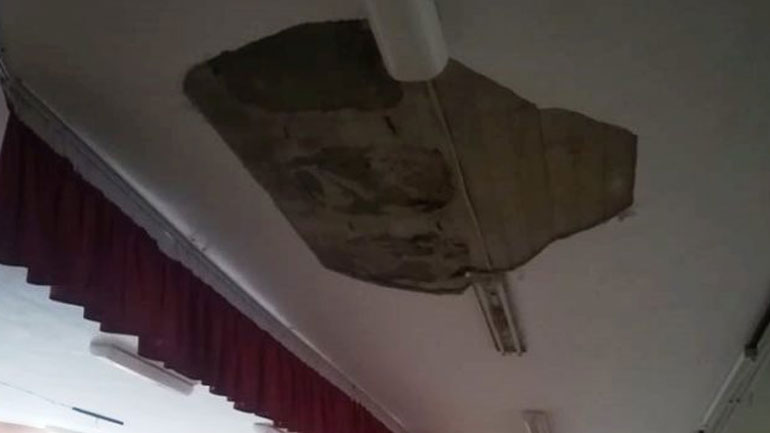 Σοβάδες και τσιμέντα έπεσαν από το ταβάνι σε αίθουσα σχολείου της Λάρισας