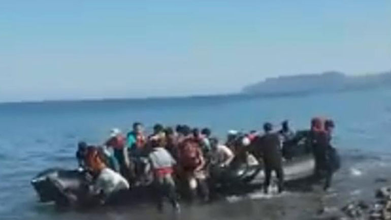 Η στιγμή που πέντε βάρκες με μετανάστες φτάνουν στη Λέσβο