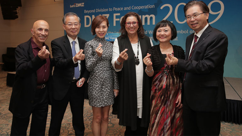 Η Μαρία Φαραντούρη τραγούδησε στη Νότια Κορέα για την ειρήνη