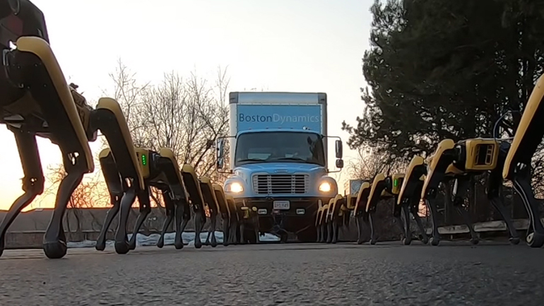 Boston Dynamics: 10 ρομπότ τραβούν ένα φορτηγό