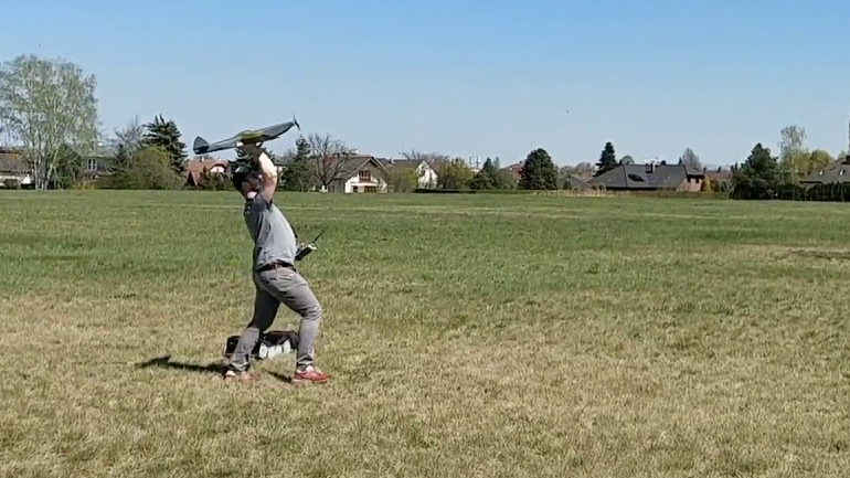 Διάρκεια ζωής τηλεκατευθυνόμενου αεροπλάνου; 5″