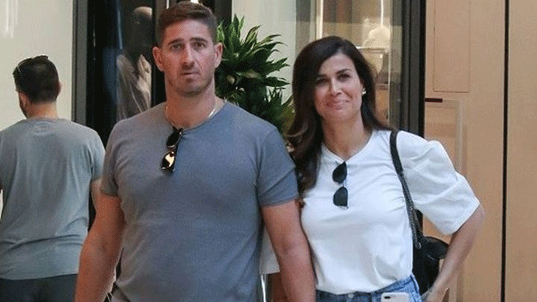 Νεσχάν Μουλαζίμ: Χέρι-χέρι με τον καλό της λίγο πριν ανέβουν τα σκαλιά της εκκλησίας!