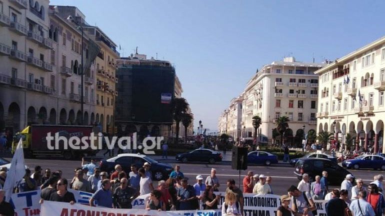 Θεσσαλονίκη: Σε εξέλιξη η διαμαρτυρία του ΠΑΜΕ στο άγαλμα Βενιζέλου – Κλειστή η Εγνατία